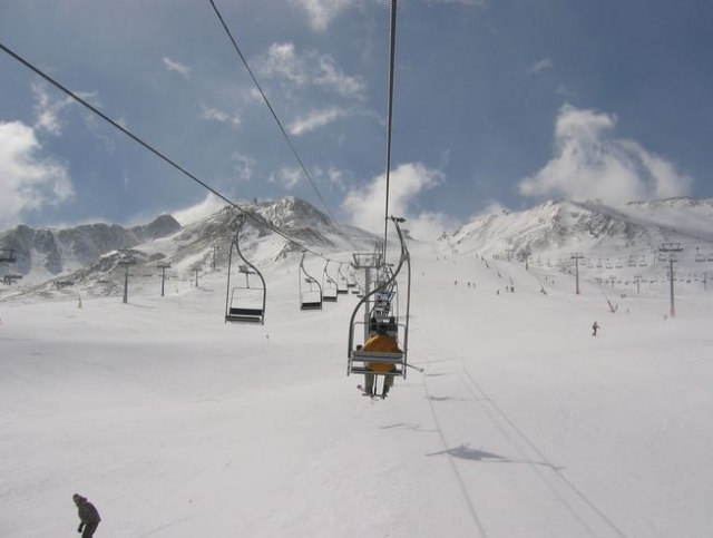  salire sulla neve per sciare 